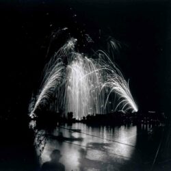 Autor no identificado. Fuegos artificiales en el Lago de Chapultepec,1910. Festejos de Independencia. Colección Culhuacán de la Fototeca del. INAH
