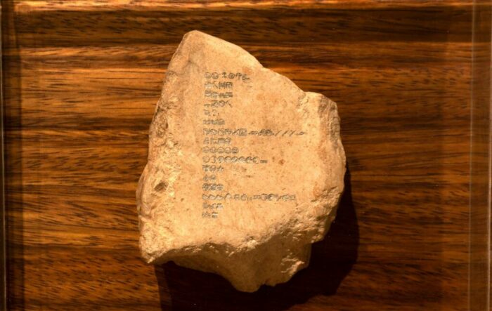 César Rendón César Rendón (Mérida, Yucatán, 1997) Segunda profecía en piedra, posteada por Grimes en Twitter, de la serie @Grimes (IA + Ruina) // Slowed + Reverb, Mérida, Yucatán, 2024 Impresión digital, piedra caliza, grabado láser, madera local, generadores de imagen y texto asistidos por IA, acrílico