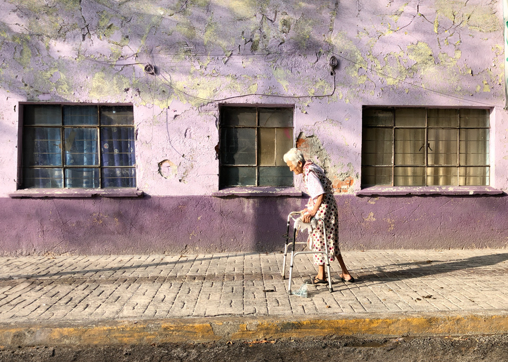 Jorge A. Ramos Carrilo. Anciana en calles chilangas