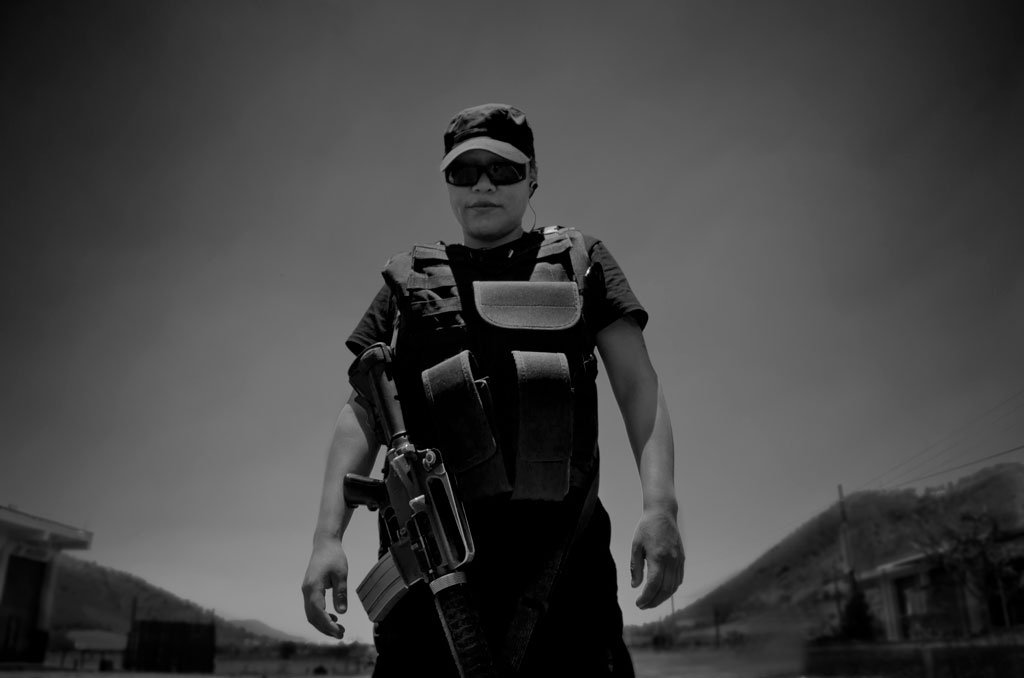 Elsa Escamilla
Policía Comunitaria
De la serie Enkaksï nirajka ka enkaksï pakarajka (Las que se van, las que se quedan)
Cherán, Michoacán
2020