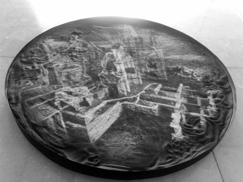 Fátima Ramírez Domínguez. Registro de obra-instalación Sudario Negro. Montaje en Galería Sinalefa, Aguascalientes, 2022. De la serie Territorio Especular. Registro fotográfico de espejo de ceniza volcánica en plato metálico de 120 cm de diámetro con proyecciones de imágenes y gráficos de San Juan Parangaricutiro, Michoacán, obtenidos por inteligencia artificial Fátima Ramírez Domínguez. Registro de obra-instalación Sudario Negro. Montaje en Galería Sinalefa, Aguascalientes, 2022. De la serie Territorio Especular. Registro fotográfico de espejo de ceniza volcánica en plato metálico de 120 cm de diámetro con proyecciones de imágenes y gráficos de San Juan Parangaricutiro, Michoacán, obtenidos por inteligencia artificial