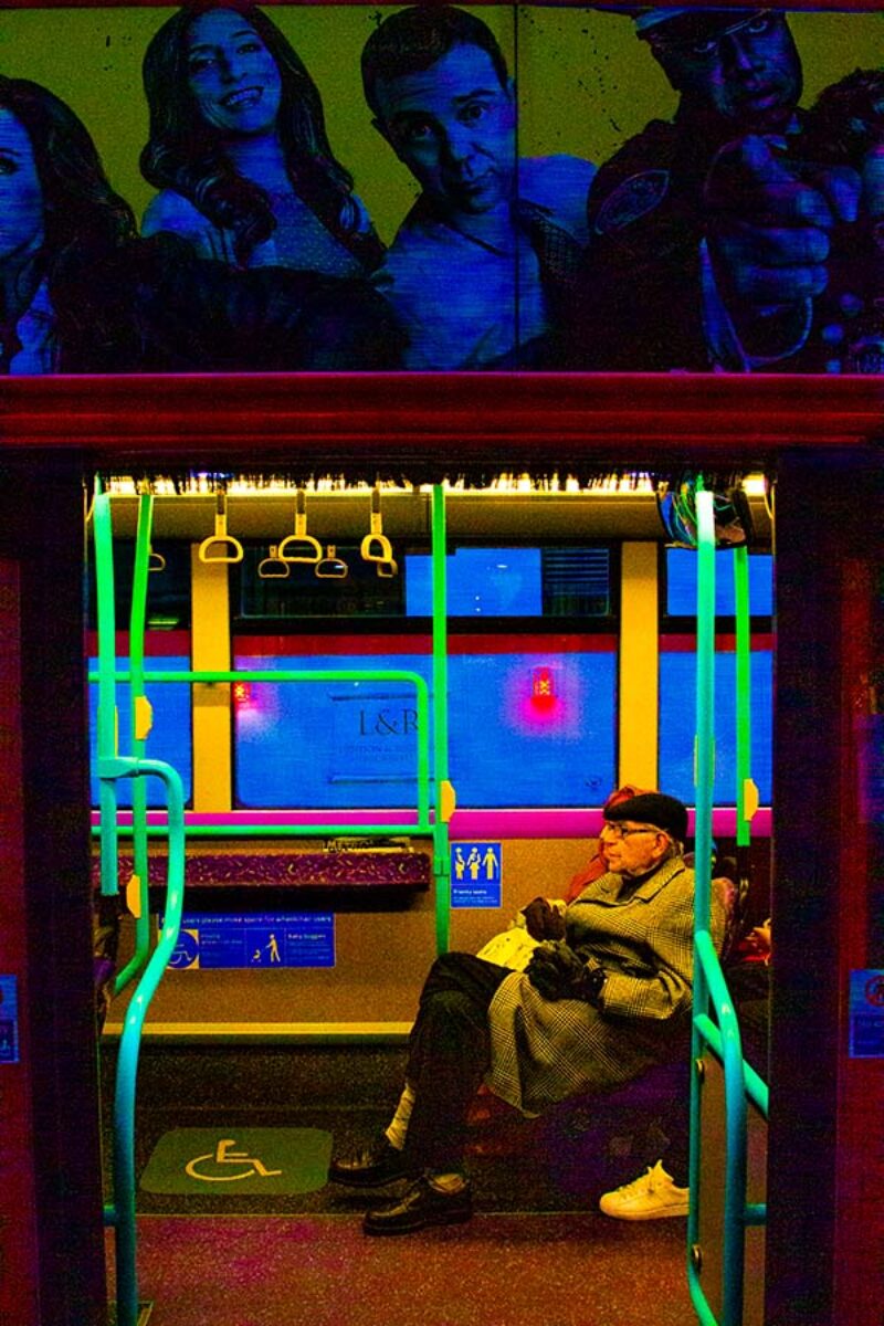 Julián Hugo Guajardo Esparza, Viajeros, de la serie Bajo la luz de neón, Londres, 2015, fotografía digital super-saturada Julián Hugo Guajardo Esparza, Viajeros, de la serie Bajo la luz de neón, Londres, 2015, fotografía digital super-saturada